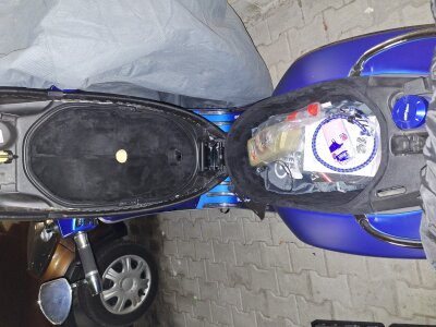 Sitzbankschanier vom Buchsenfuchs eingebaut und alles in der Vespa komplimentiert